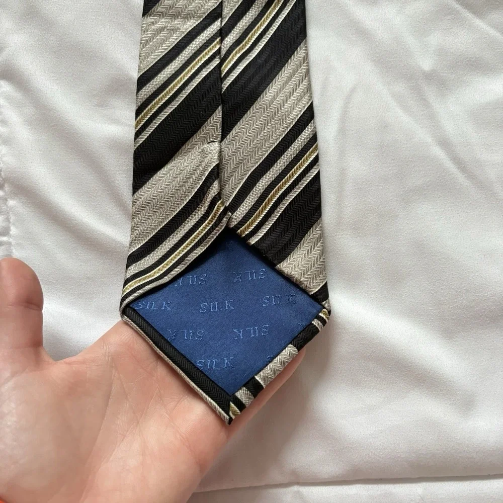 CARLOS DEVENEZIA Mens‎ 100% Silk Necktie Designer Striped Beige Black Luxury